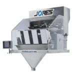 La máquina pesadora lineal de 4 cabezales de acero inoxidable JORES TECHNOLOGIES® para envasado de cantidades de productos a granel y de flujo libre mostrada en vista diagonal