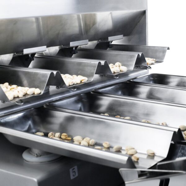 primer plano del dosificador lineal JORES TECHNOLOGIES® dispensando pistachos