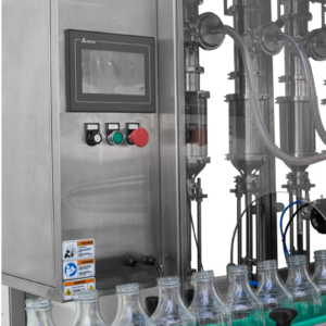 Primer plano del panel de control del sistema de llenado por pistón en línea de 6 cabezales jorestech y un grupo de botellas redondas de vidrio transparente colocadas sobre el transportador