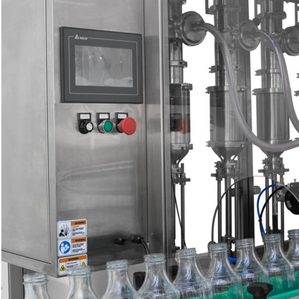 Primer plano del panel de control del sistema de llenado por pistón en línea de 6 cabezales jorestech y un grupo de botellas redondas de vidrio transparente colocadas sobre el transportador
