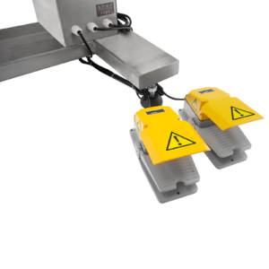 Dos pedales con cubiertas de seguridad amarillas pertenecientes al sistema automático de llenado de alta viscosidad de doble cabezal de JORES TECHNOLOGIES®