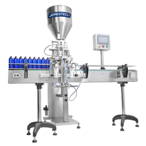 Sistema automático de llenado de pasta de alta viscosidad con doble cabezal y pistón, en acero inoxidable 316 y 304, en combinación con una cinta transportadora motorizada de JORES TECHNOLOGIES®. Las botellas azules están colocadas sobre la cinta transportadora y se están llenando con un líquido.