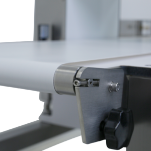 primer plano de transportador motorizado blanco en el detector automático de alimentos con sistema de rechazo