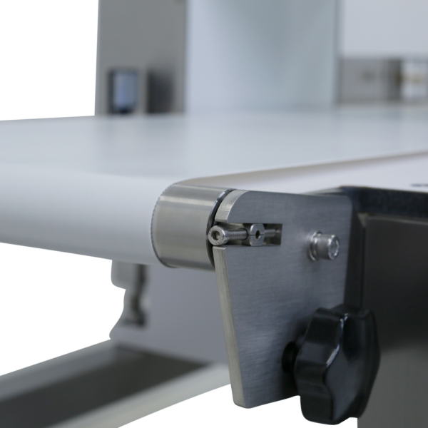 primer plano de transportador motorizado blanco en el detector automático de alimentos con sistema de rechazo