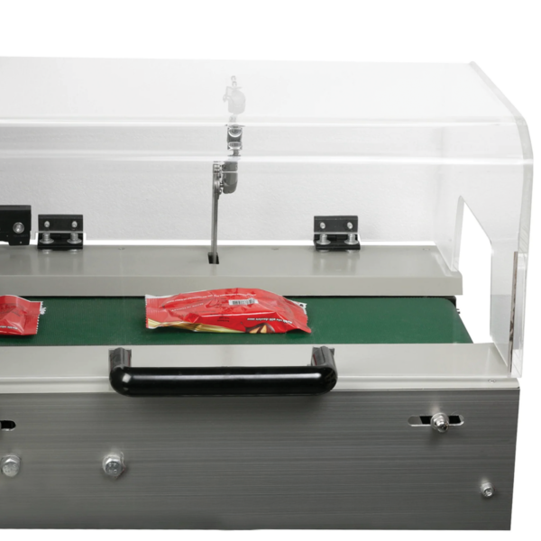 Packs tipo almohada rojos viajando por la cinta transportadora verde de salida para llevar de una máquina automática de flow wrap HFFS JORES TECHNOLOGIES®.