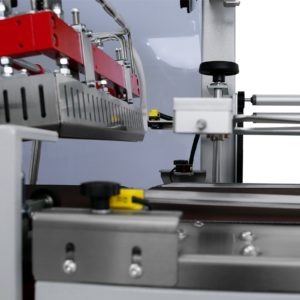 Primer plano de los sensores amarillos colocados en la selladora automática de film con barra en L de JORES TECHNOLOGIES®