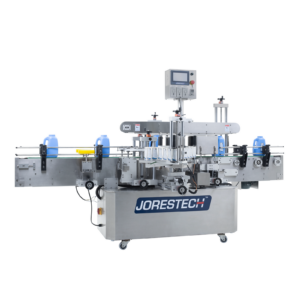 Aplicador automático dual de etiquetas de acero inoxidable con envases ovalados de plástico azul colocados sobre la cinta transportadora. La máquina está colocando las etiquetas adhesivas en un lado de los envases azules.