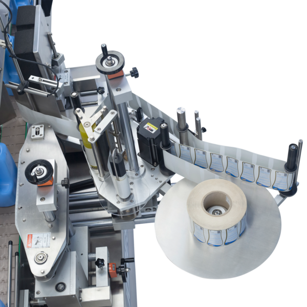 Detalle de un gran rollo de etiquetas colocado en el componente aplicador de etiquetas JORES TECHNOLOGIES® en la etiquetadora automática dual de acero inoxidable