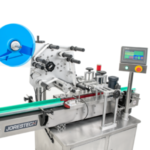 Primer plano del componente de etiquetado en el aplicador automático de etiquetas JORES TECHNOLOGIES® de acero inoxidable para envases planos