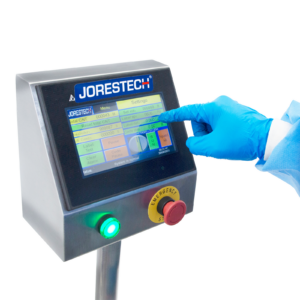 operador usando la pantalla táctil digital en la aplicadora automática de etiquetas de acero inoxidable para botellas redondas de JORES TECHNOLOGIES®