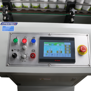 Panel de control digital en el sistema automático de envoltura con manga retráctil para paquetes