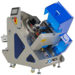 Envolvedora automática inclinada JORES TECHNOLOGIES® con recubrimiento en polvo gris. 2 puertas acrílicas azules de la máquina están abiertas para mostrar el mecanismo de sellado de formateo.