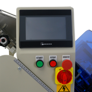 Primer plano del panel de control digital de la envolvedora de flujo inclinada automática de JORES TECHNOLOGIES®