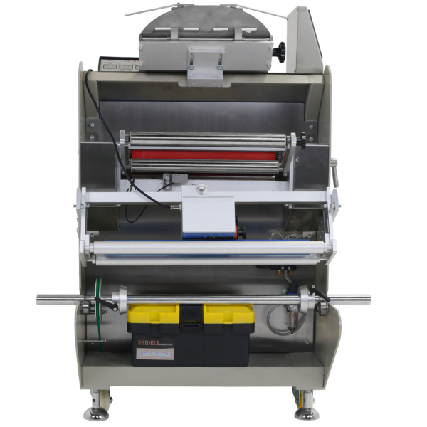 Envolvedora horizontal inclinada automática JORES TECHNOLOGIES® con recubrimiento en polvo gris. Muestra dónde colocar el rollo de film plástico y también una caja de herramientas de servicio incluida con la máquina