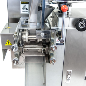 Vista detallada de los componentes de la máquina en una máquina VFFS de formado, llenado y sellado vertical para envasado de granos, granulados y productos de flujo libre.