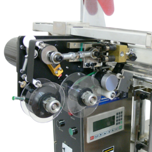 Detalle de un codificador de impresión por estampado en caliente en la máquina volumétrica VFFS para gránulos JORES TECHNOLOGIES®.