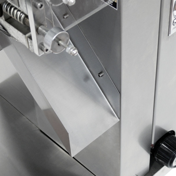Primer plano de la rampa de salida de un sistema vertical VFFS de formado, llenado y sellado JORES TECHNOLOGIES® para el envasado de productos granulados de flujo libre.