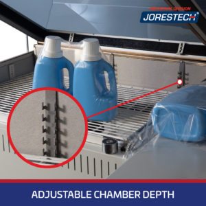 Primer plano de la cámara de retractilado o de un sistema de envoltura retráctil JORES TECHNOLOGIES® con dos envases que fueron retráctil empaquetados juntos en un solo paquete. Un detalle ampliado muestra los racks de ajuste de altura detrás de la bandeja de la cámara, donde se puede ajustar la profundidad de la cámara. El texto del banner azul dice: Profundidad de cámara ajustable.
