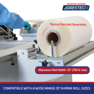 Foto de detalle de una persona ajustando el tubo del rollo de film en el dispensador de film de una máquina JORES TECHNOLOGIES® para empaquetado retráctil. Un banner azul con letras blancas dice: Compatible with a Wide Range of Shrink Roll Sizes. El segundo banner dice: el ancho máximo del rollo para esta máquina es 31.