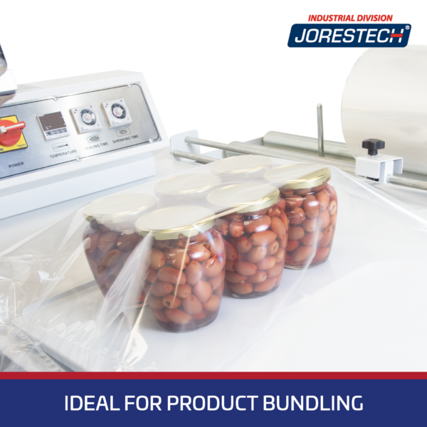 Detalle de un paquete de aceitunas en 6 contenedores separados, a la espera de ser sellado con film retráctil por un sistema completo de envoltura retráctil JORES TECHNOLOGIES®. Banner que dice: ideal para el agrupado de productos.