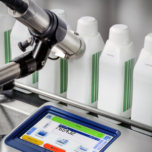 Codificador instalado en una línea de producción de botellas de plástico impresas por el codificador de inyección de tinta CIJ LINX