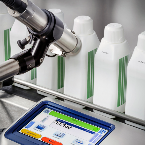 Codificador instalado en una línea de producción de botellas de plástico impresas por el codificador de inyección de tinta CIJ LINX