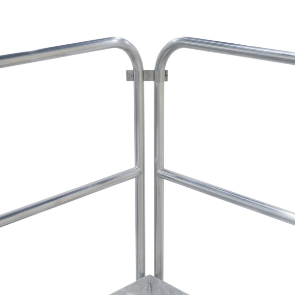 primer plano de los pasamanos de la plataforma para pesadora multicabezal de acero inoxidable JORES TECHNOLOGIES®