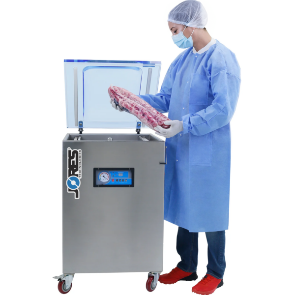 Persona con ropa protectora desechable retirando una bandeja de costillas ya envasadas al vacío con una selladora al vacío comercial de una sola cámara JORES TECHNOLOGIES® con doble barra de sellado de 20 pulgadas