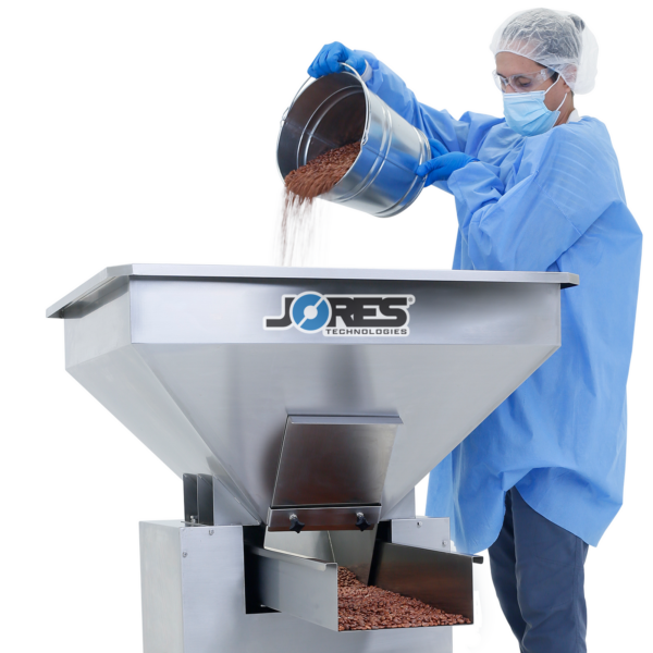 Trabajador vertiendo producto en un alimentador vibratorio