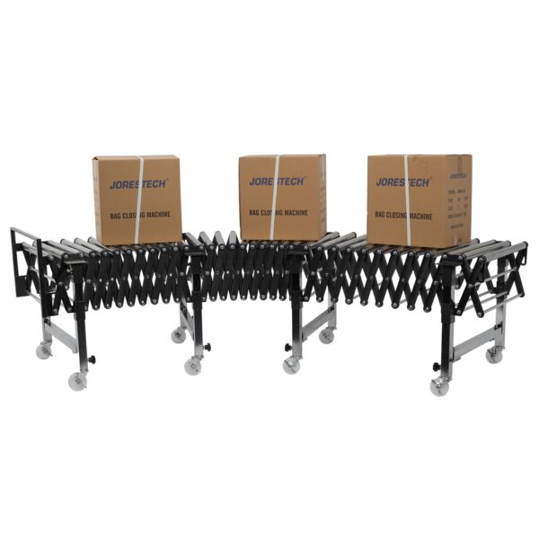 tres cajas de cartón marrón de tamaño mediano colocadas sobre los rodillos del transportador de rodillos JORES TECHNOLOGIES®