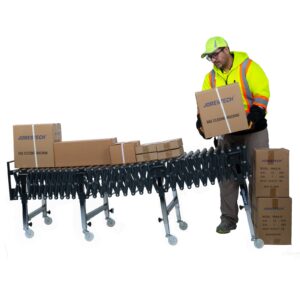 hombre con chaqueta amarilla de alta visibilidad y gorro cargando cajas marrones de diferentes tamaños sobre un transportador de rodillos ajustable en altura JORES TECHNOLOGIES®