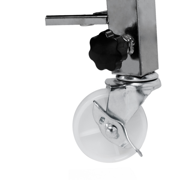 Primer plano del pomo de altura ajustable y una rueda giratoria blanca sobre la pata de acero inoxidable del transportador de rodillos por gravedad JORES TECHNOLOGIES®