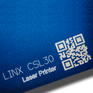 Tarjeta azul marcada con letras y un código QR realizado con un codificador láser LINX CSL30