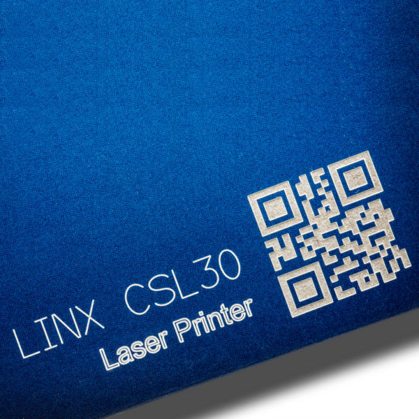 Tarjeta azul marcada con letras y un código QR realizado con un codificador láser LINX CSL30