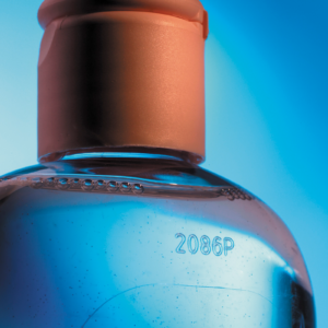 Código marcado en una botella de vidrio realizado con un codificador láser CSL60 LINX