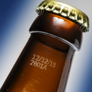 Código marcado en una botella de vidrio realizado con un codificador láser CSL60 LINX