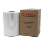 Rollo de film retráctil de 100 gauge sobre un fondo blanco, fotografiado junto a una caja marrón. La caja muestra el logotipo de la marca HAL y dice