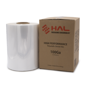 Rollo de film retráctil de 100 gauge sobre un fondo blanco fotografiado junto a una caja marrón. La caja muestra el logotipo de la marca HAL y dice