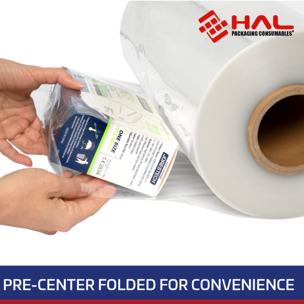 Rollo de film retráctil transparente de 75 gauge colocado sobre su lado. Una persona está introduciendo una caja dentro del film para envolverla con retractilado. El texto azul y blanco en la parte inferior dice Pre Center Folded for Convenience.