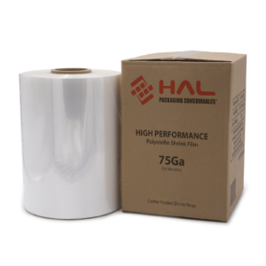 Rollo de película retráctil sobre un fondo blanco fotografiado junto a una caja marrón. La caja muestra el logotipo de la marca HAL y dice