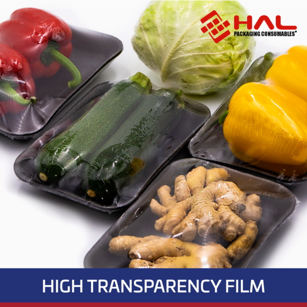 Varios alimentos empaquetados con film retráctil para protección. El texto azul y blanco en la parte inferior dice Película de alta transparencia