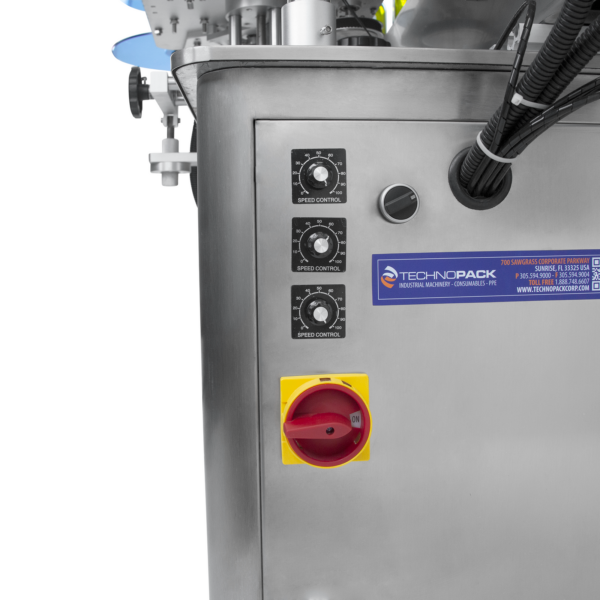 Primer plano que muestra los mandos de ajuste de velocidad y el interruptor rojo de encendido y apagado del sistema doble automático de etiquetado de acero inoxidable JORES TECHNOLOGIES®