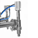 Primer plano de las dos boquillas dispensadoras de acero inoxidable antiderrame y las mangueras de aire presurizado del llenador de pistón para alta viscosidad JORES TECHNOLOGIES®