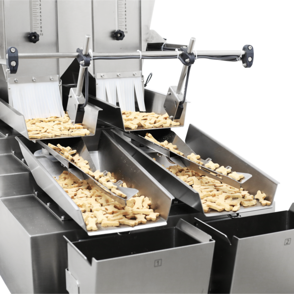 Vista en primer plano de la pesadora lineal de doble cabezal JORES TECHNOLOGIES® de acero inoxidable para dispensar galletas para perros de 4000 ml