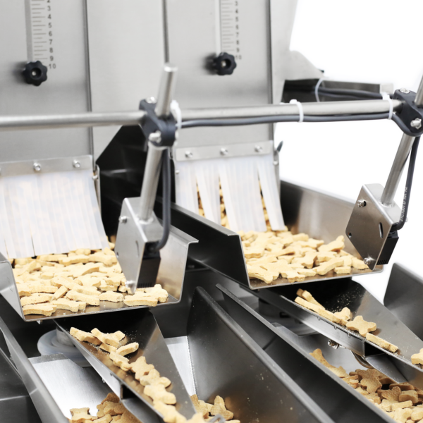 Vista en primer plano de la pesadora lineal de doble cabezal de acero inoxidable JORES TECHNOLOGIES® para dispensar 4000 ml de galletas para perros