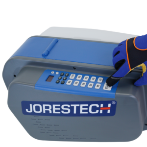 La mano de un trabajador con un guante de seguridad mientras presiona el botón de inicio del dispensador de cinta JORES TECHNOLOGIES®