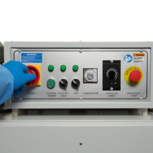 Primer plano del panel de control de la envolvedora de fundas
