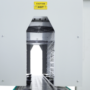 Primer plano de la abertura del túnel de envoltura de sleeves JORESTECH, donde se pueden apreciar los ventiladores internos, el transportador y el sistema de manejo de aire ajustable