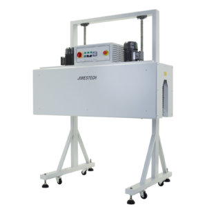La máquina túnel térmico de envoltura de mangas JORESTECH en vista de ¾. Se pueden apreciar en detalle el panel de control, los 2 motores de ventilador, las patas de alta altura ajustable y las ruedas giratorias.