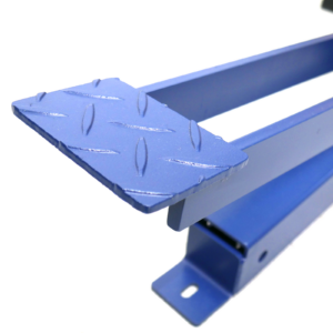 Primer plano del pedal de una máquina grapadora para fondo de cajas